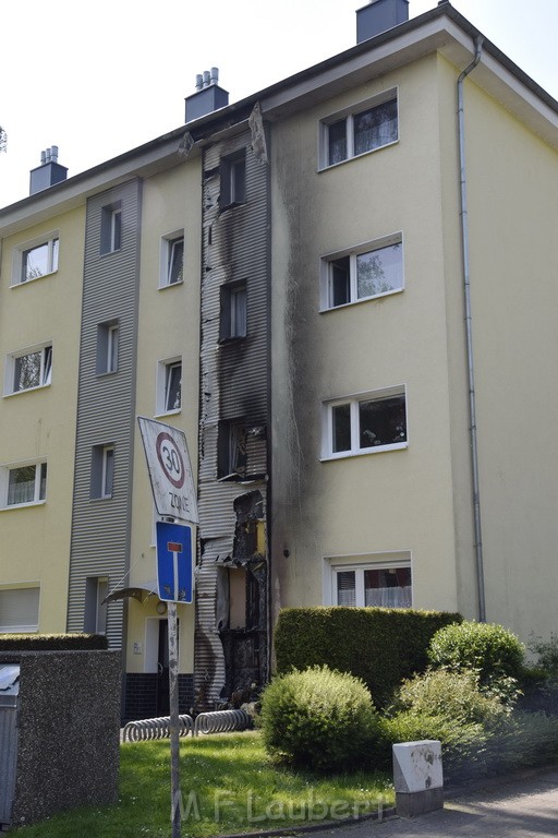 Rollerbrand dann Feuer 1 Fassadenbrand Koeln Gremberg Kroppergasse P57.JPG - Miklos Laubert